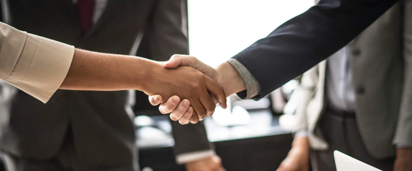 Reunión de trabajo de un equipo de intermediación inmobiliaria